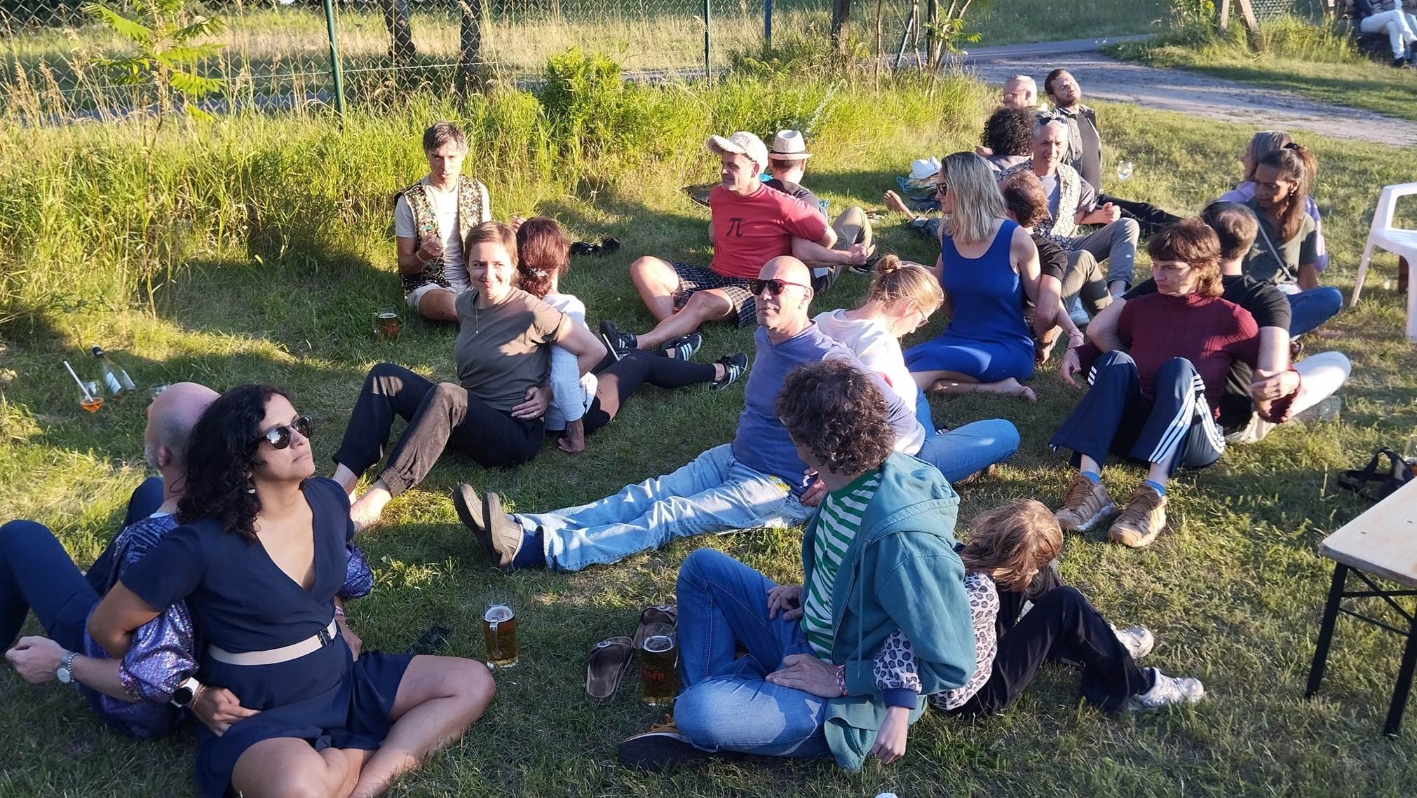 Ein Bild, das Kleidung, drau�en, Person, Gras enth�lt.

Automatisch generierte Beschreibung