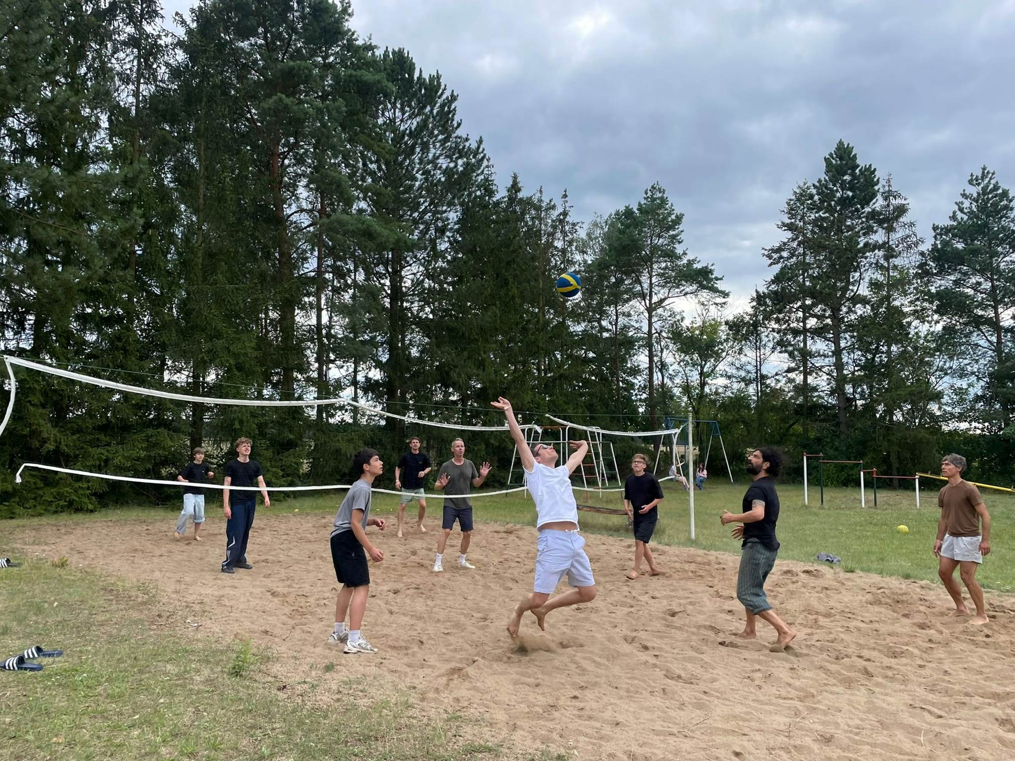 Ein Bild, das drau�en, Sportspiele, Volleyball, Sport enth�lt.

Automatisch generierte Beschreibung