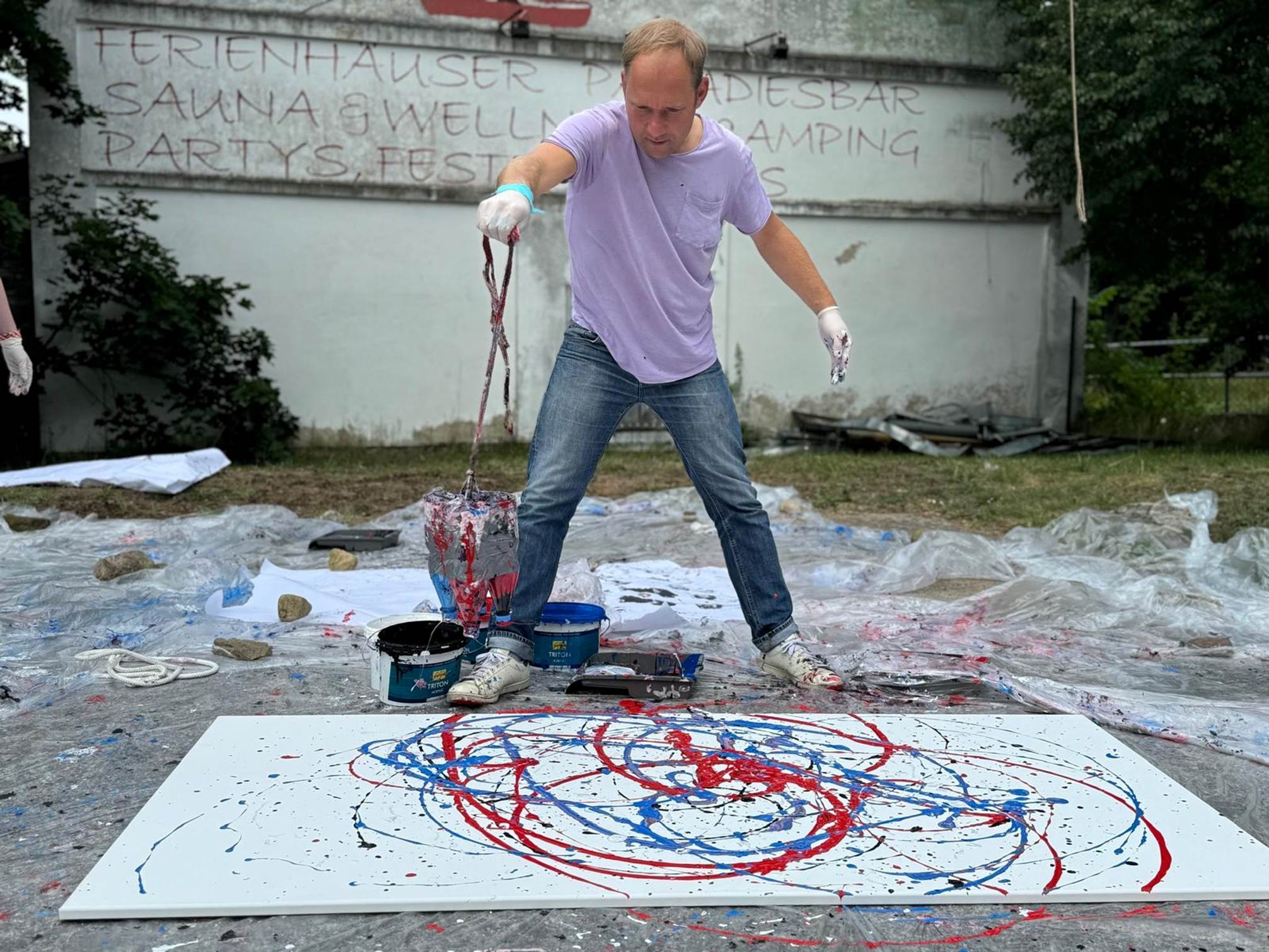 Ein Bild, das Kleidung, Schuhwerk, Person, drau�en enth�lt.

Automatisch generierte Beschreibung