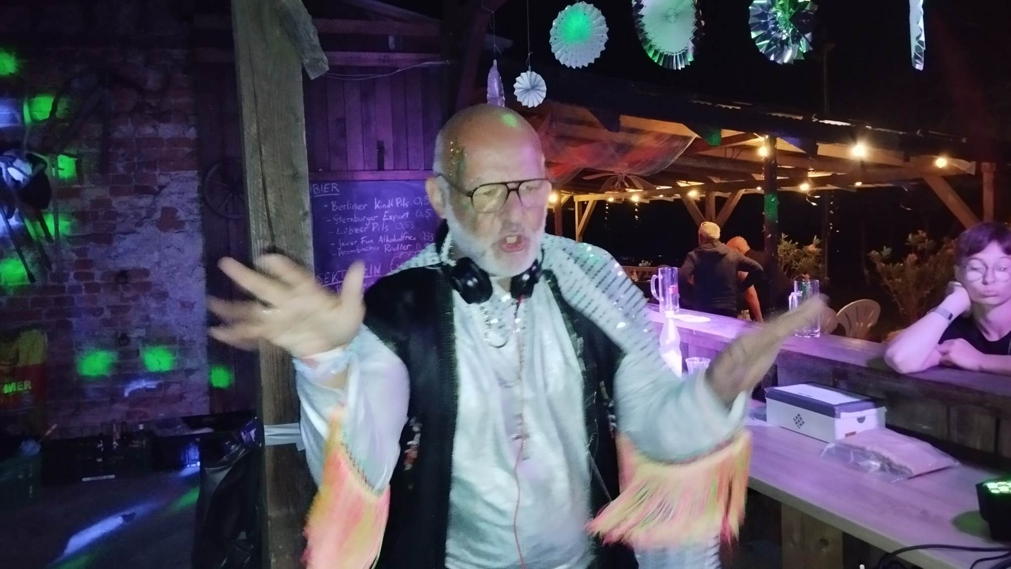 Ein Bild, das Person, Mann, Kleidung, Tanz enth�lt.

Automatisch generierte Beschreibung