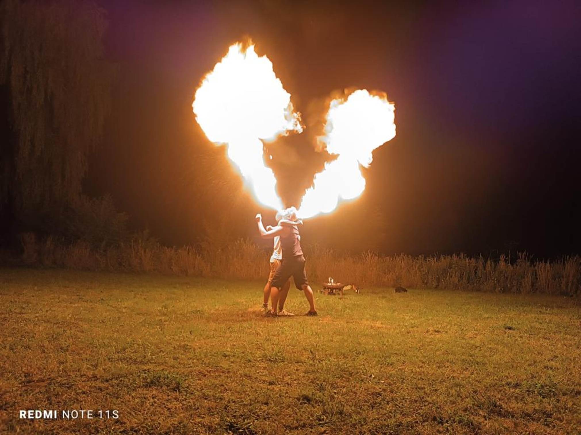 Ein Bild, das Gras, Feuer, drau�en, W�rme enth�lt.

KI-generierte Inhalte k�nnen fehlerhaft sein.